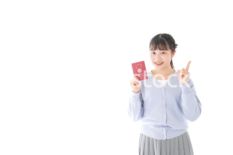 パスポートを持つ若い女性