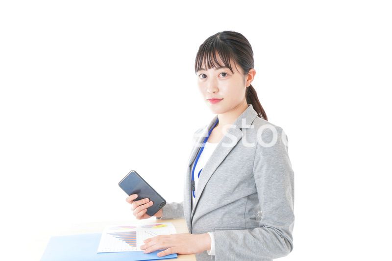 オフィスで働く若いビジネスウーマン