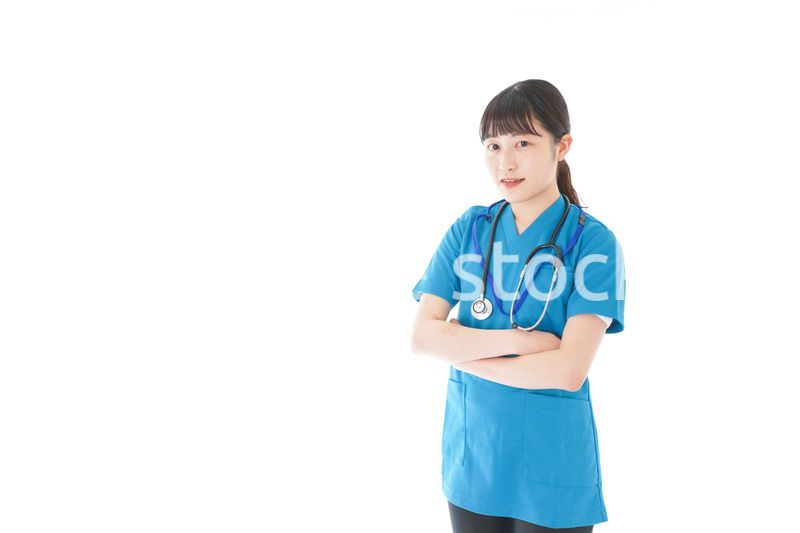 笑顔の若い女性看護師