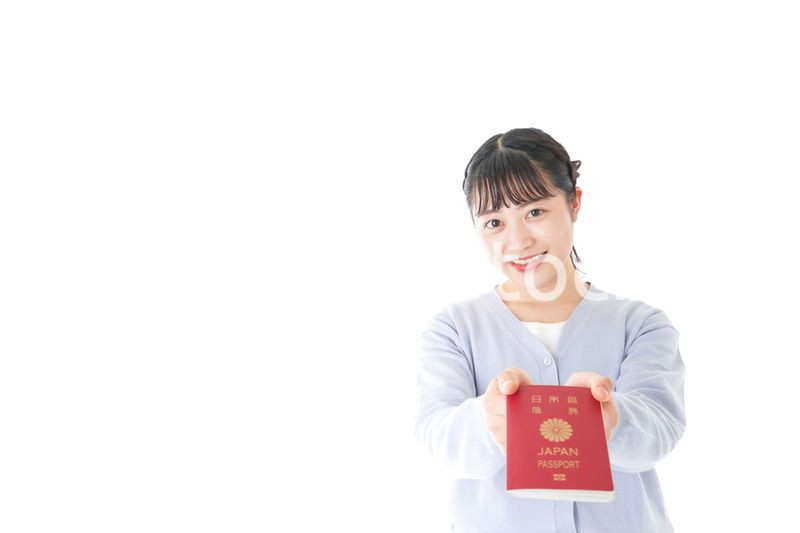 パスポートを持つ若い女性