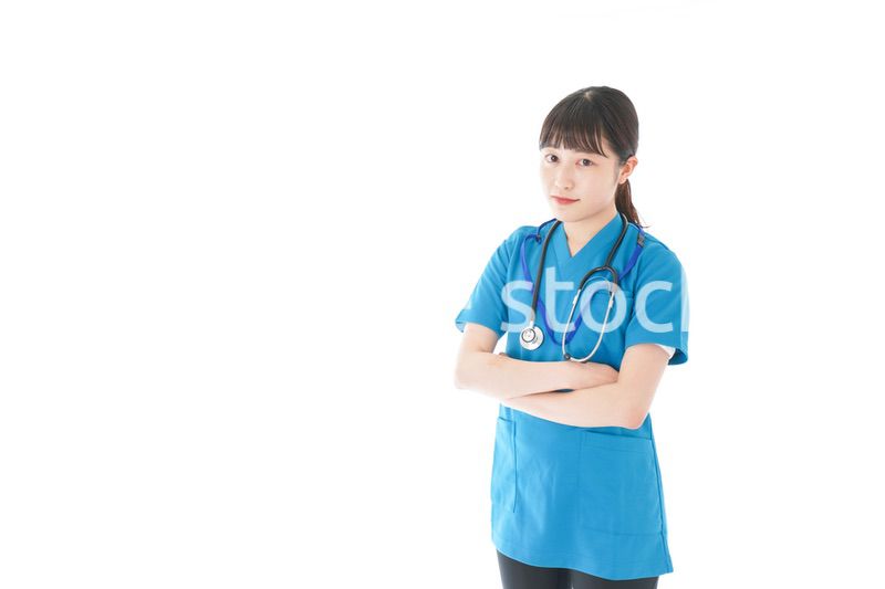 笑顔の若い女性看護師