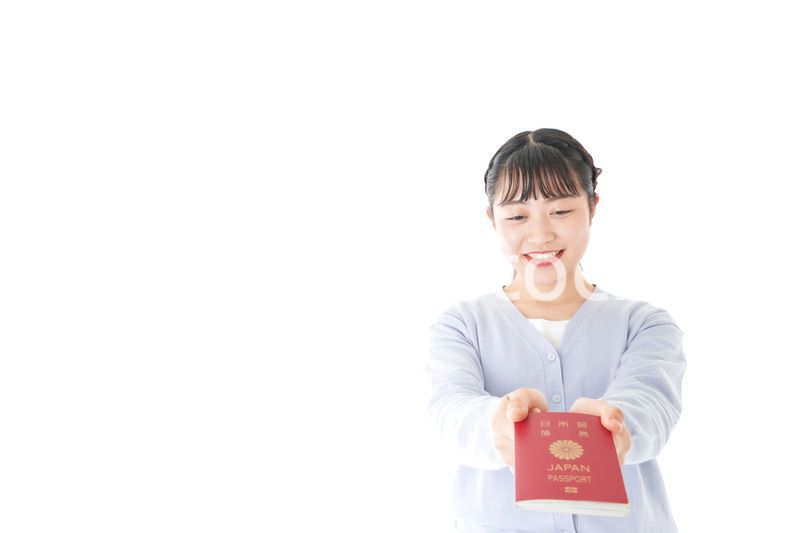 パスポートを持つ若い女性