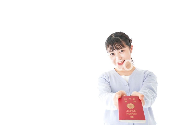パスポートを持つ若い女性