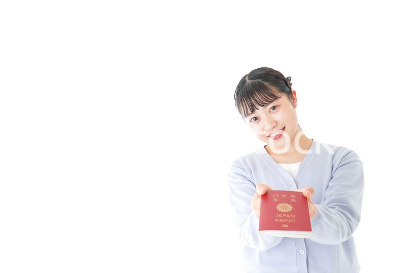 パスポートを持つ若い女性