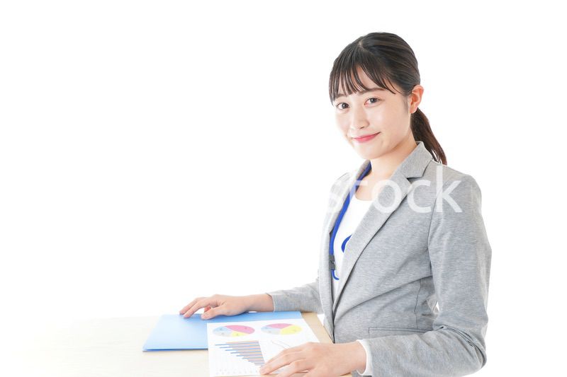 オフィスで働く若いビジネスウーマン