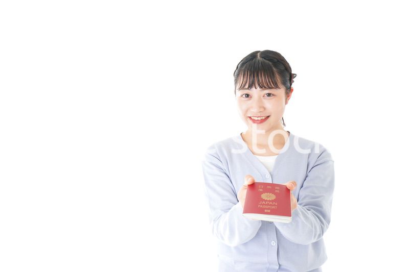 パスポートを持つ若い女性