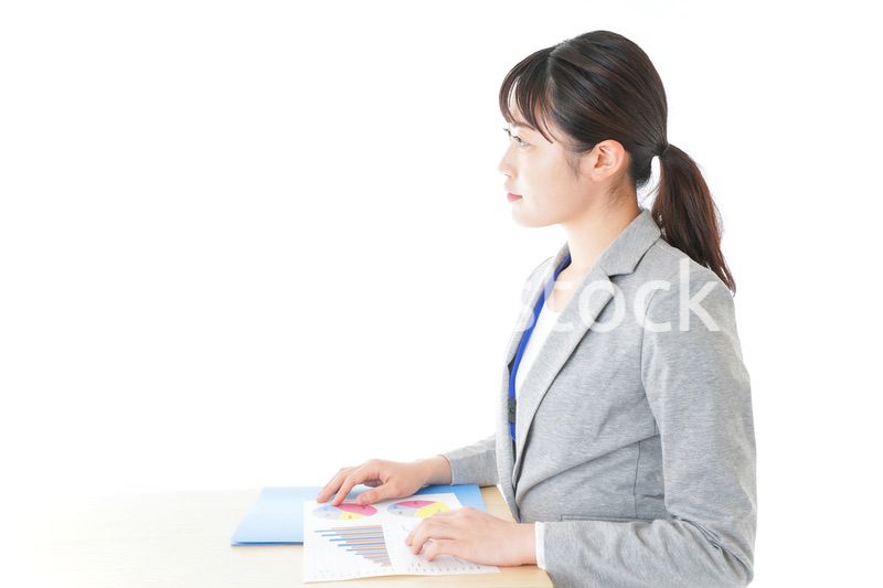 オフィスで働く若いビジネスウーマン