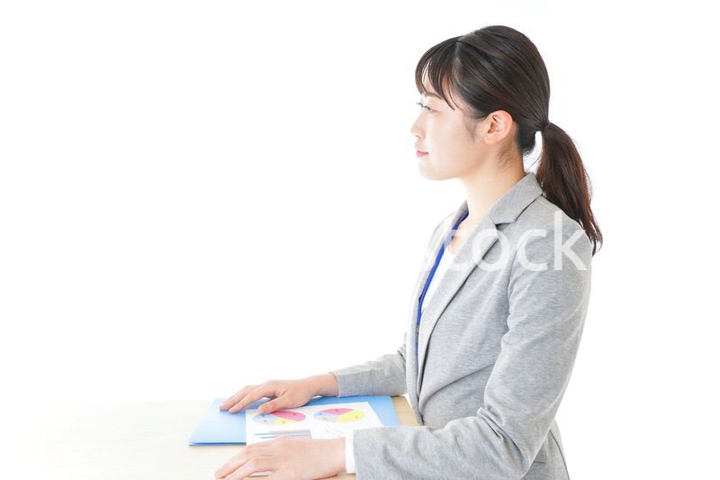 オフィスで働く若いビジネスウーマン