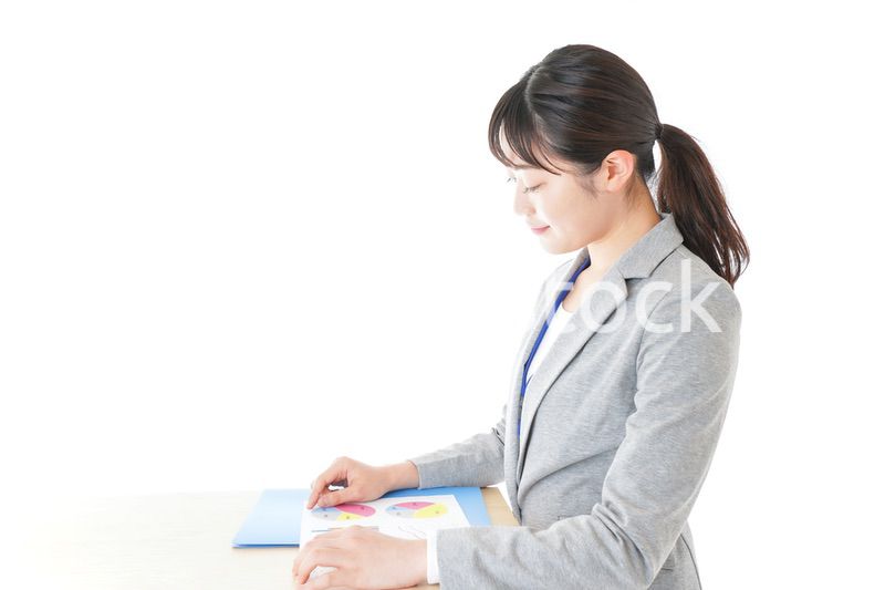 オフィスで働く若いビジネスウーマン