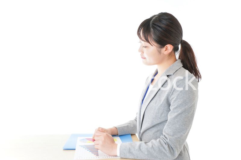 オフィスで働く若いビジネスウーマン