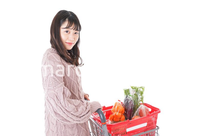 食料品の買い物をする若い女性