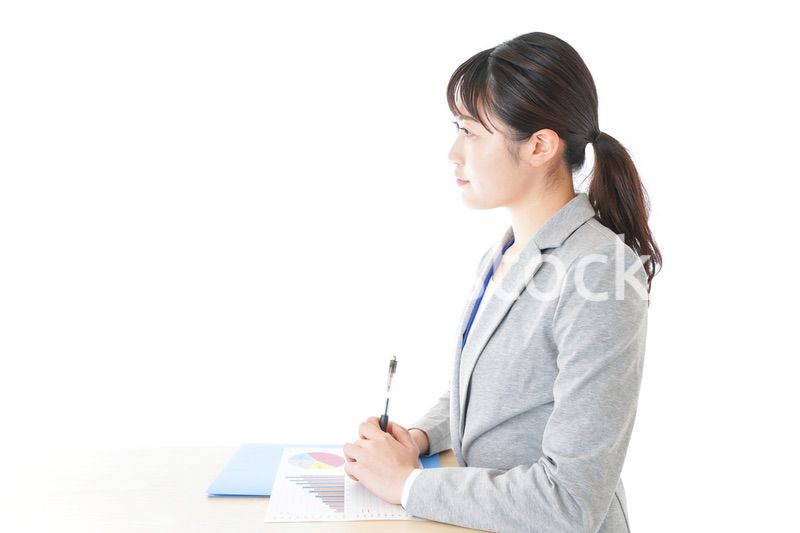 オフィスで働く若いビジネスウーマン