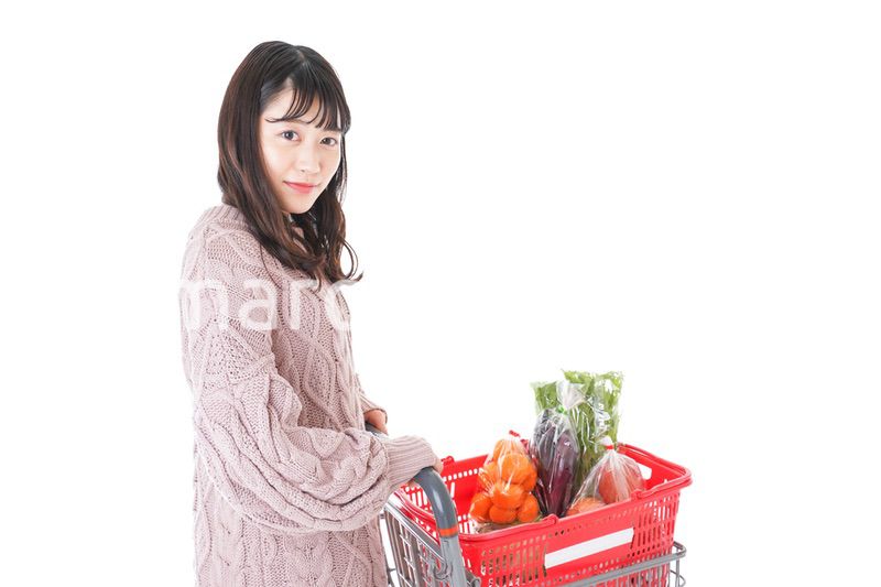 食料品の買い物をする若い女性
