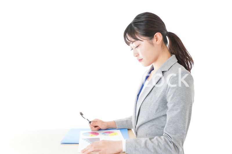 オフィスで働く若いビジネスウーマン