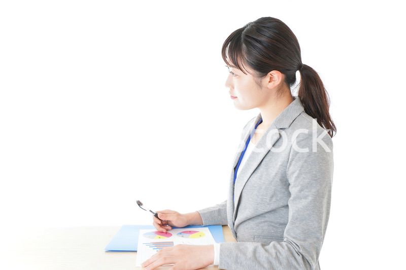 オフィスで働く若いビジネスウーマン