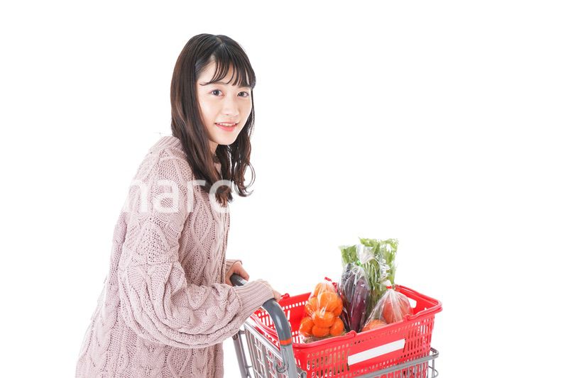 食料品の買い物をする若い女性