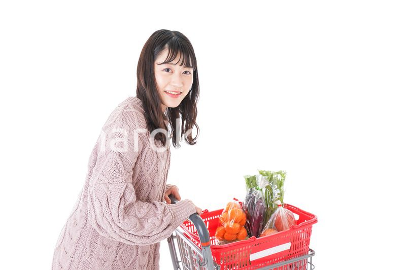 食料品の買い物をする若い女性