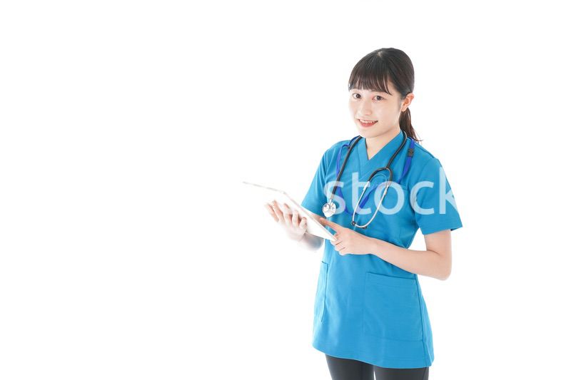 笑顔の若い女性看護師