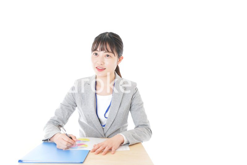 オフィスで働く若いビジネスウーマン