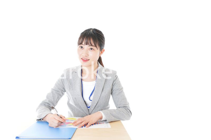 オフィスで働く若いビジネスウーマン