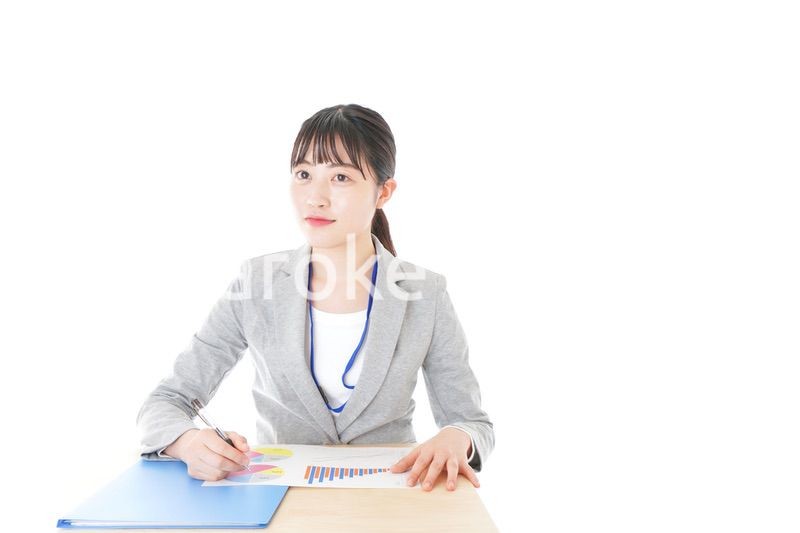 オフィスで働く若いビジネスウーマン