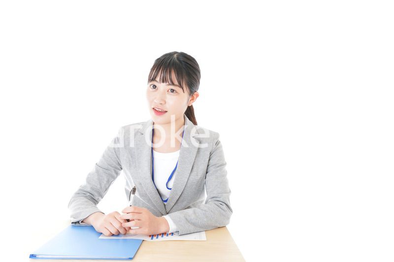 オフィスで働く若いビジネスウーマン