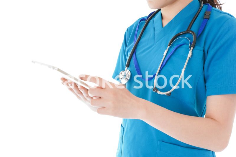 笑顔の若い女性看護師