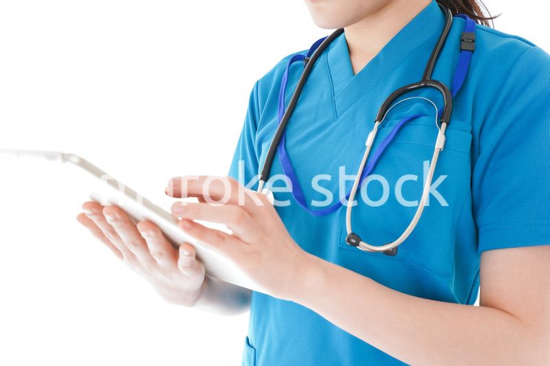 笑顔の若い女性看護師