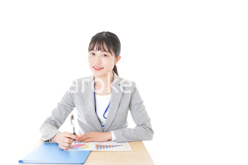 オフィスで働く若いビジネスウーマン