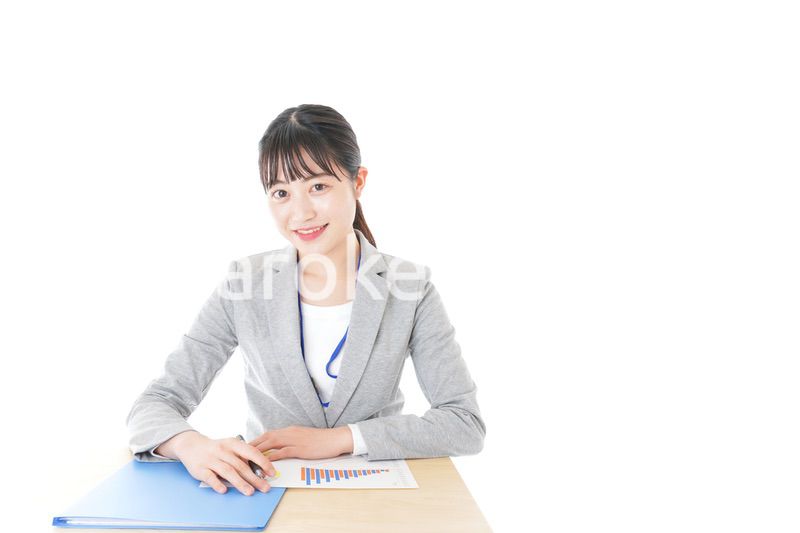 オフィスで働く若いビジネスウーマン