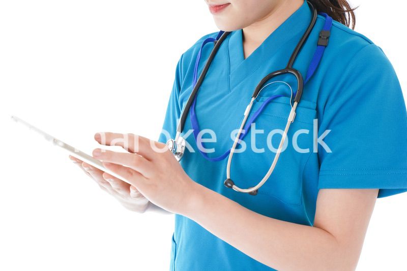 笑顔の若い女性看護師