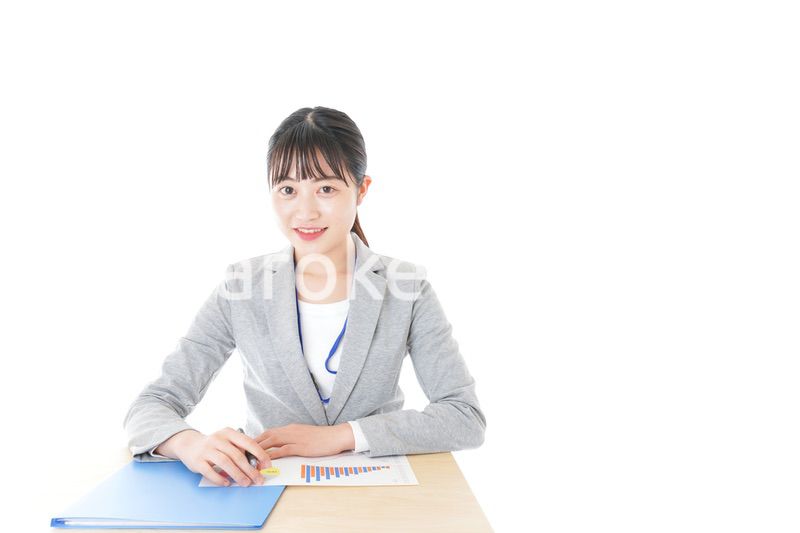 オフィスで働く若いビジネスウーマン