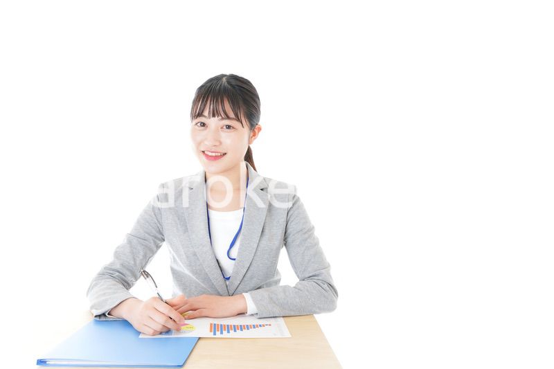 オフィスで働く若いビジネスウーマン