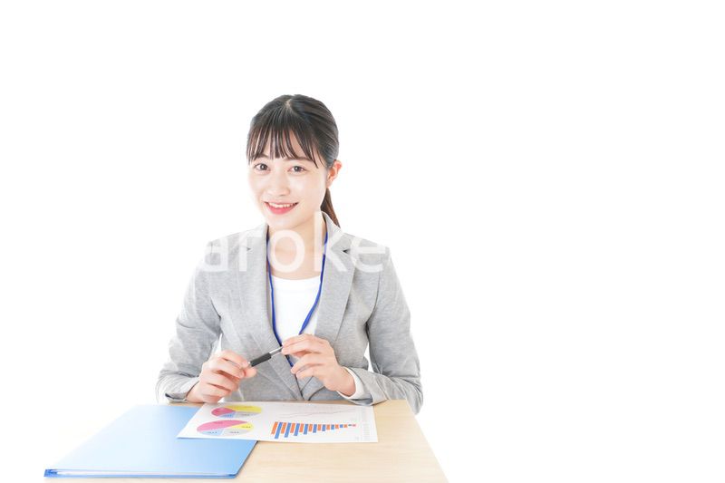 オフィスで働く若いビジネスウーマン