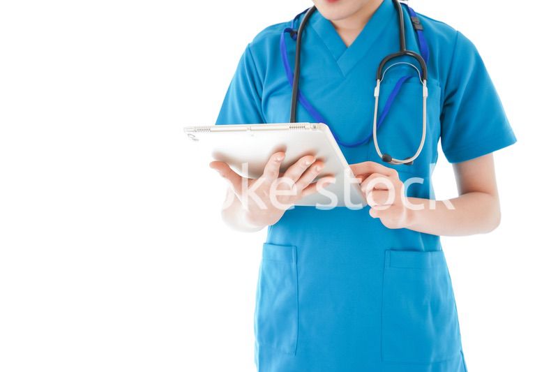 笑顔の若い女性看護師