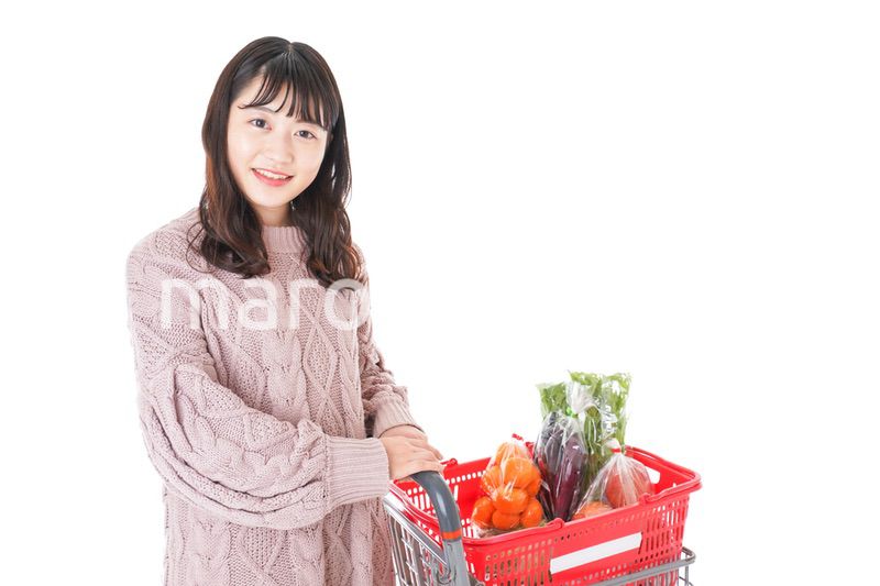 食料品の買い物をする若い女性