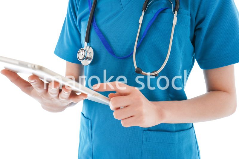 笑顔の若い女性看護師