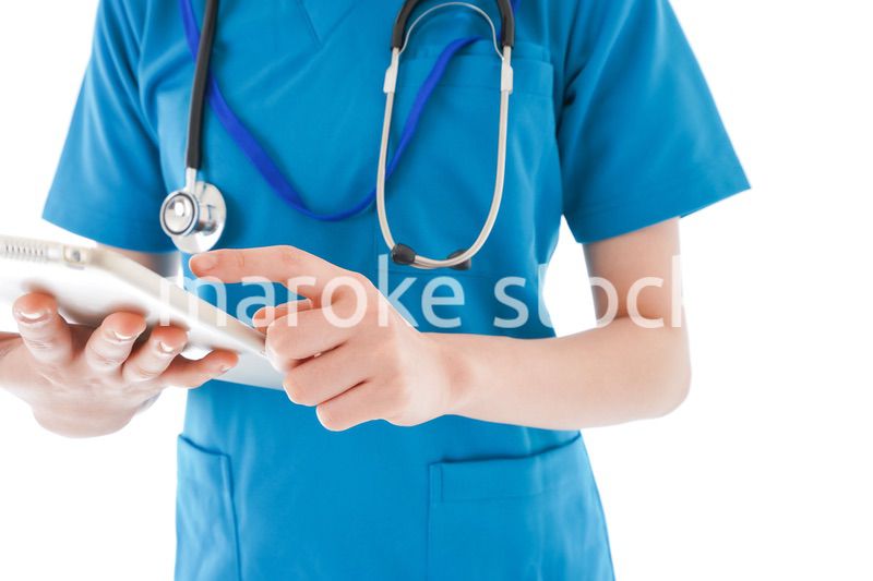 笑顔の若い女性看護師