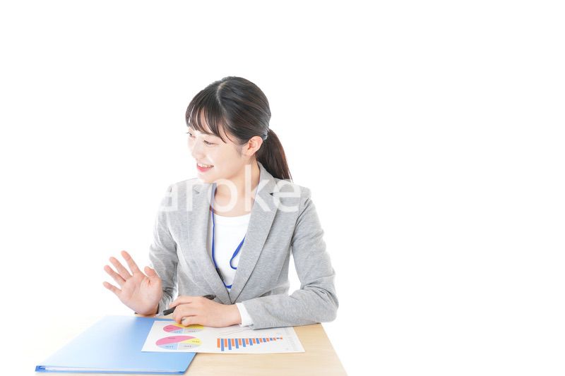 オフィスで働く若いビジネスウーマン