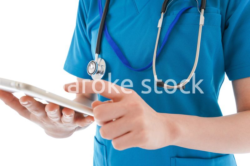 笑顔の若い女性看護師