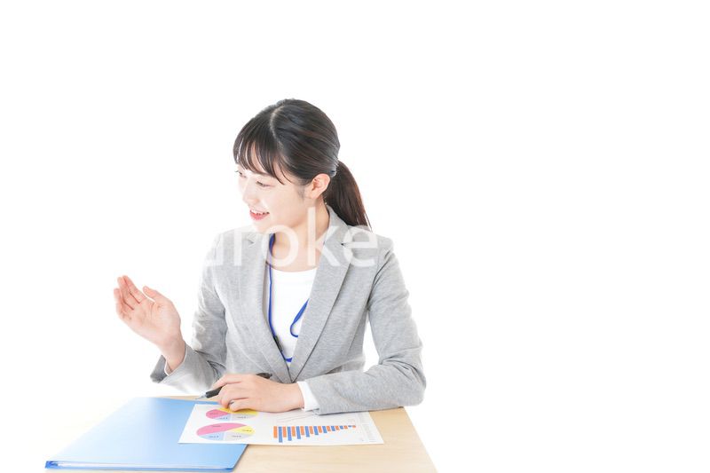 オフィスで働く若いビジネスウーマン