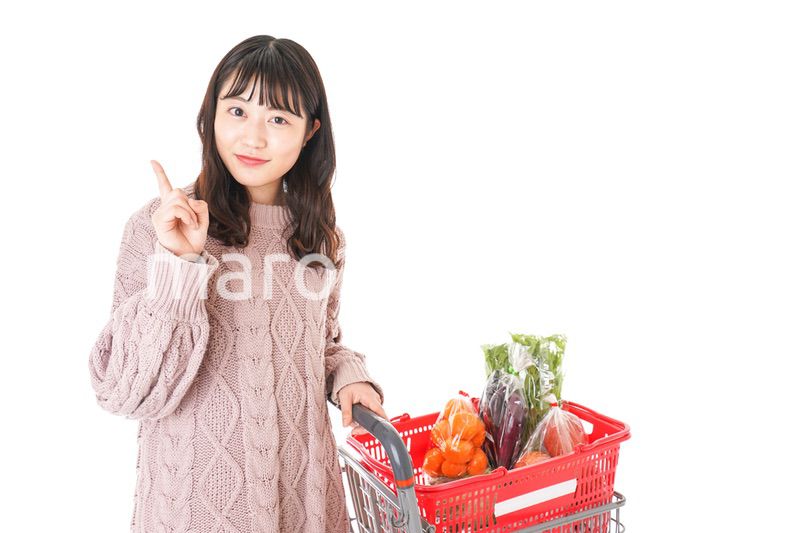 スーパーで買い物をする若い女性