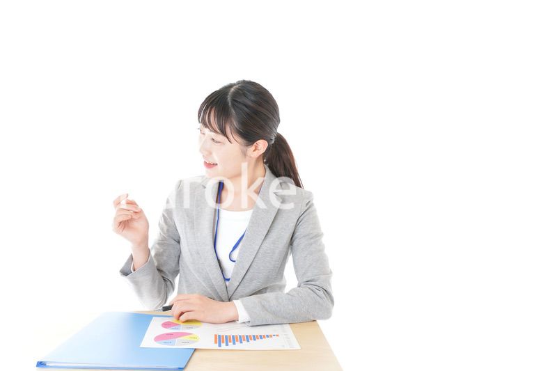 オフィスで働く若いビジネスウーマン