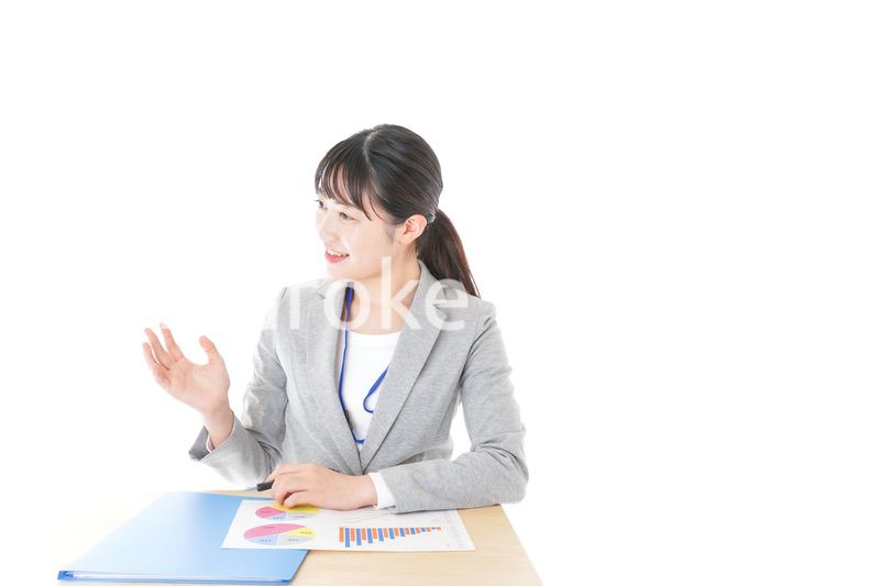 オフィスで働く若いビジネスウーマン