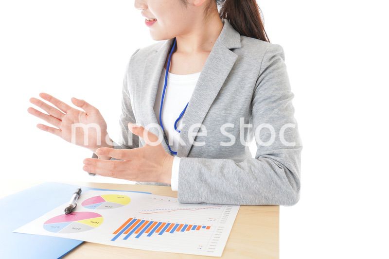 オフィスで働く若いビジネスウーマン