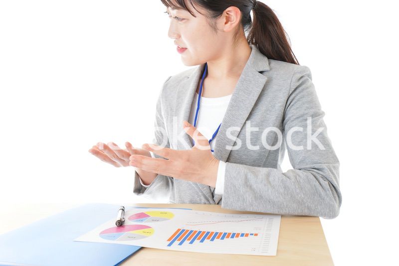 オフィスで働く若いビジネスウーマン