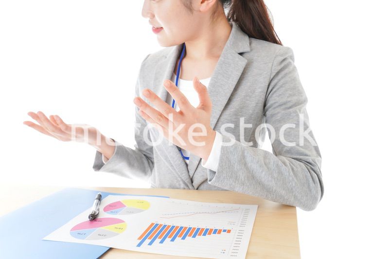 オフィスで働く若いビジネスウーマン