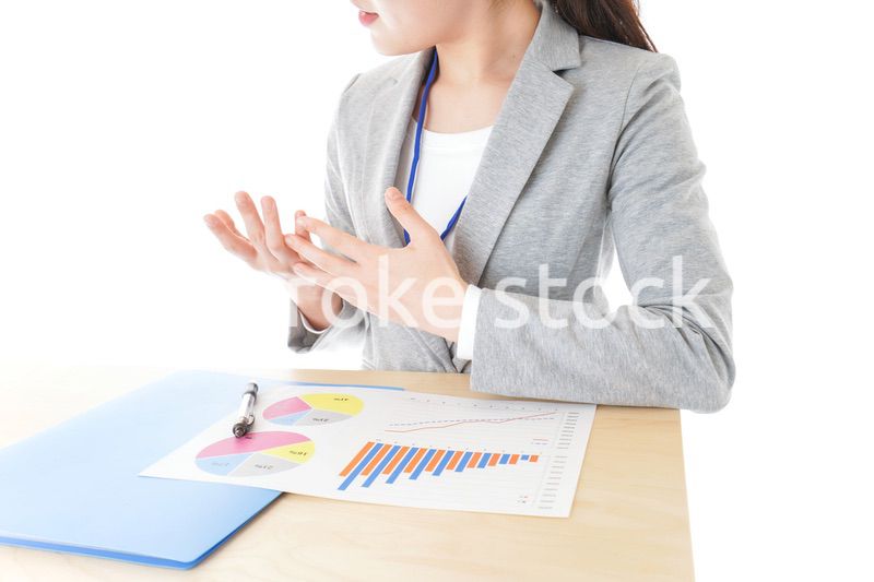 オフィスで働く若いビジネスウーマン