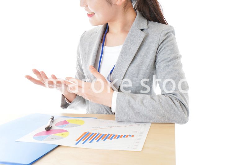 オフィスで働く若いビジネスウーマン