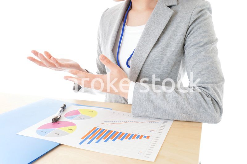 オフィスで働く若いビジネスウーマン